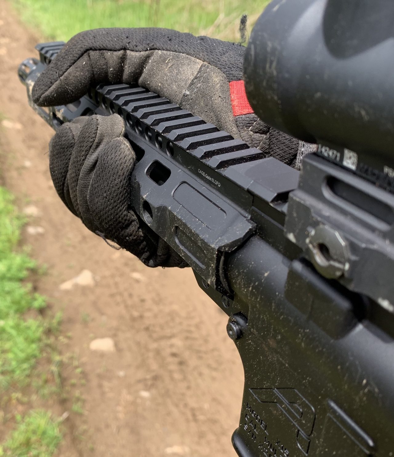 The small 1.5” outer diameter of the handguard allows me with size large hands in gloves, can get a full grip very easily. 